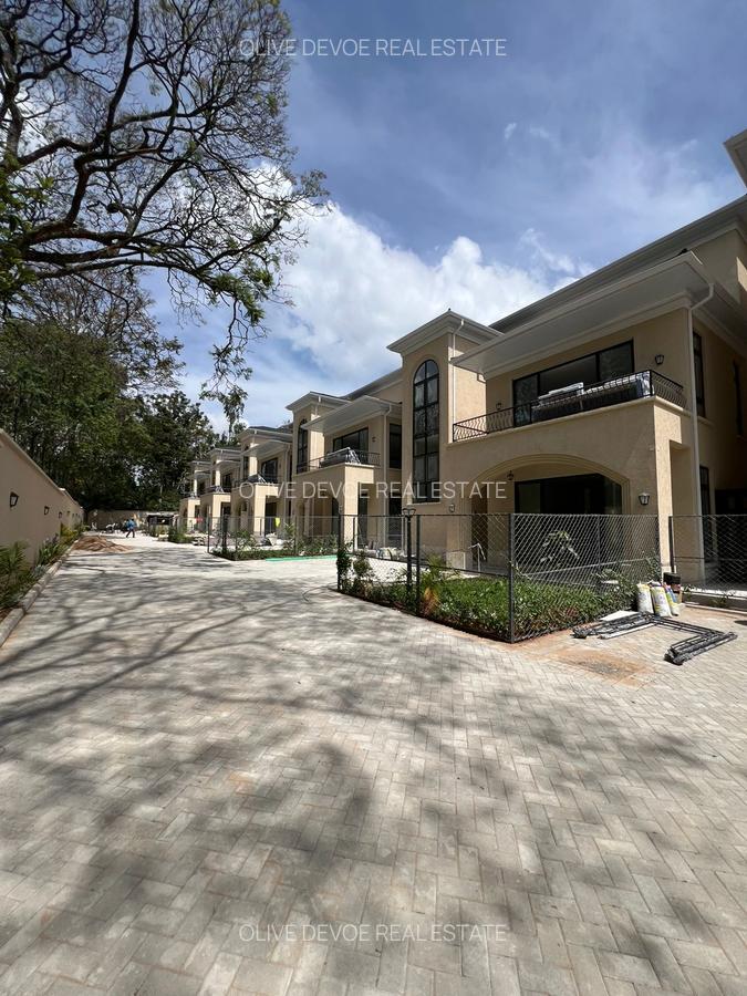 6 Bed Townhouse with En Suite in Lavington - 1