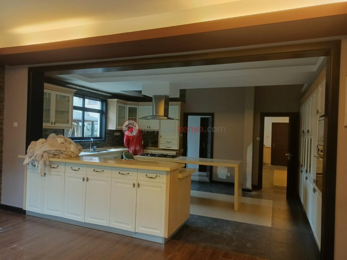 5 Bed Townhouse with En Suite at Lavington - 5