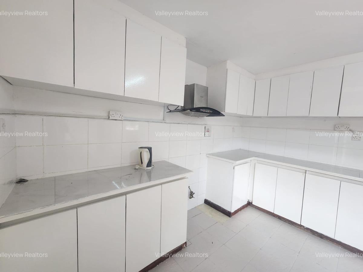 5 Bed Townhouse with En Suite at Lavington - 6