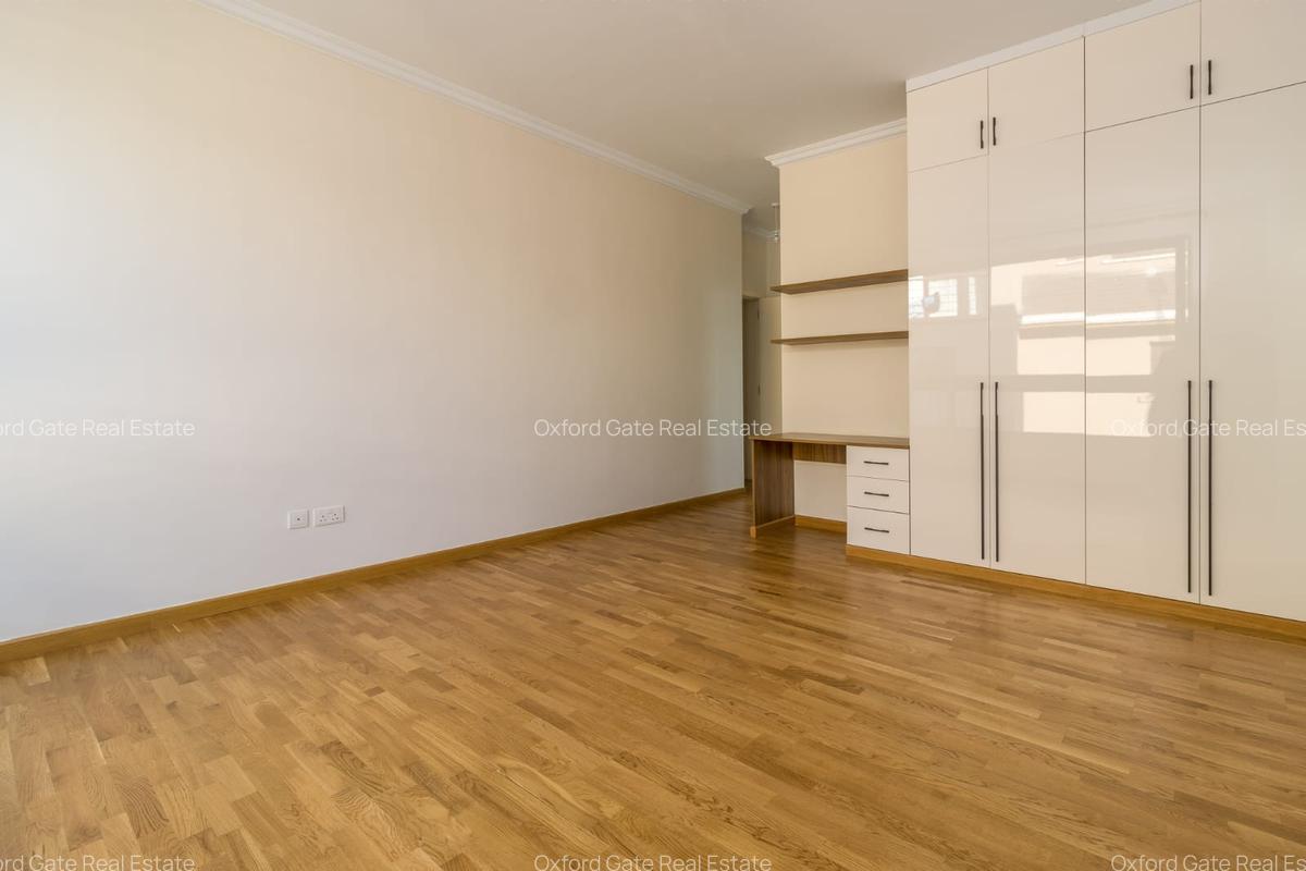 5 Bed House with En Suite in Lavington - 7