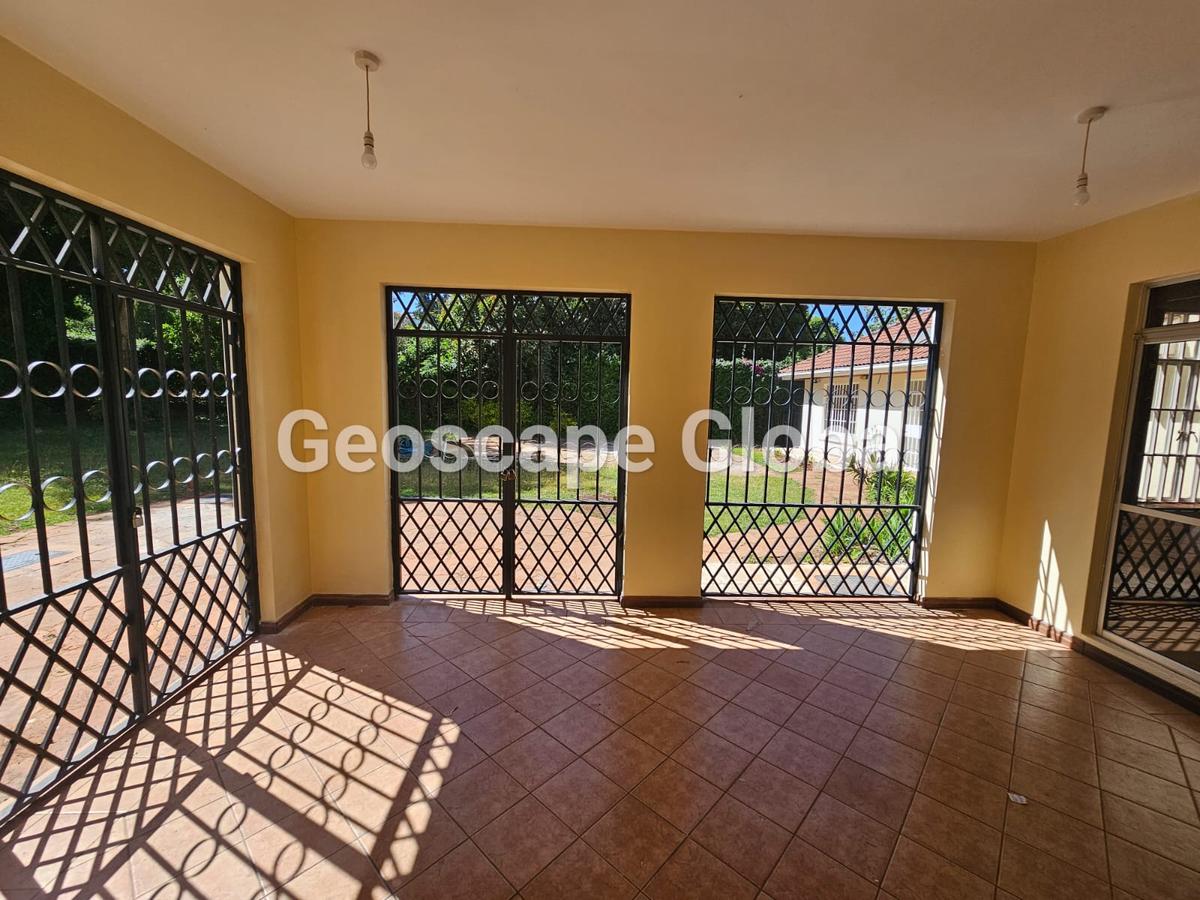 5 Bed House with En Suite in Nyari - 9