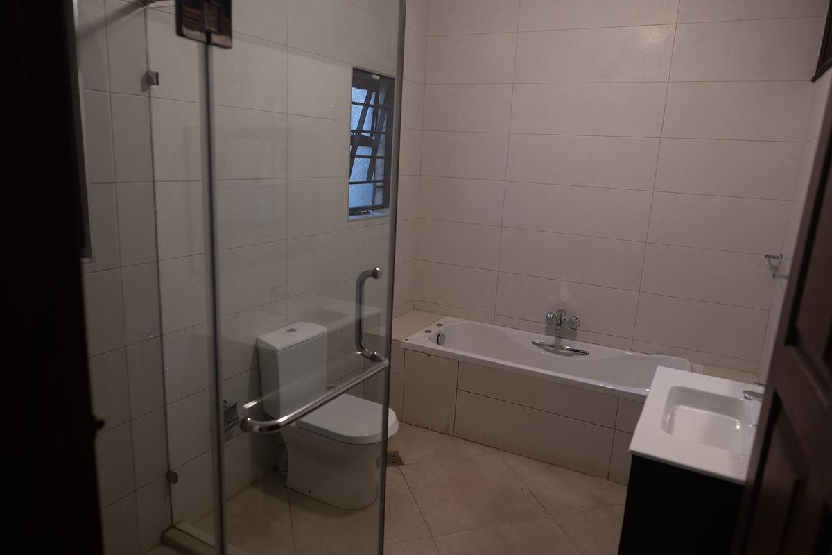 5 Bed Townhouse with En Suite in Westlands Area - 14