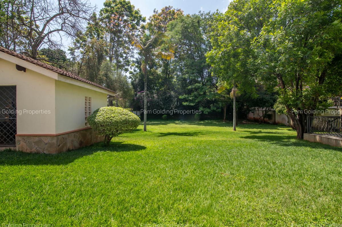 5 Bed House with En Suite in Runda - 11