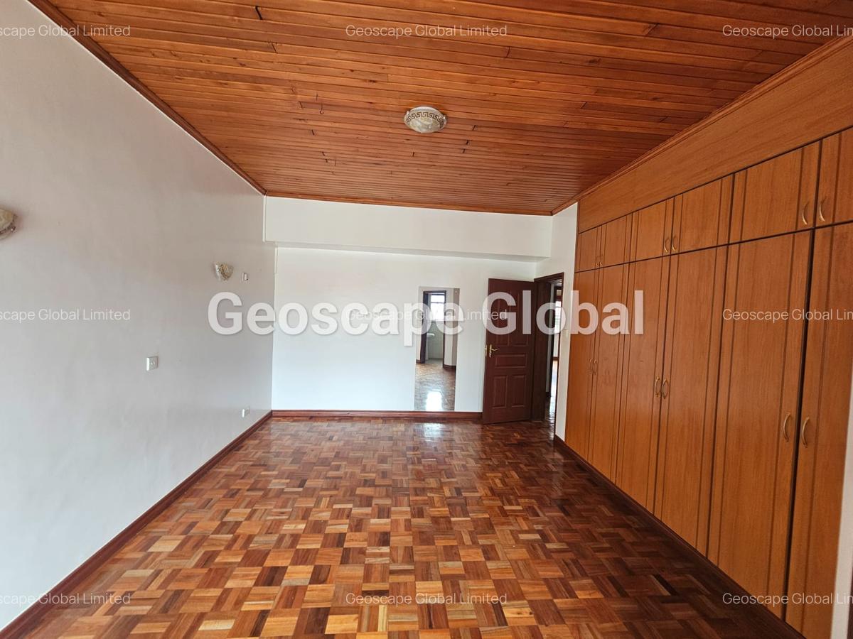 5 Bed House with En Suite in Lavington - 2
