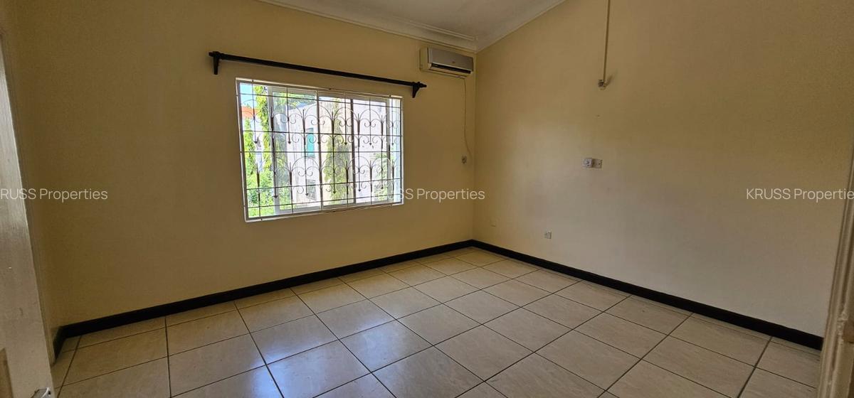 4 Bed House with En Suite at Hr93 - 9