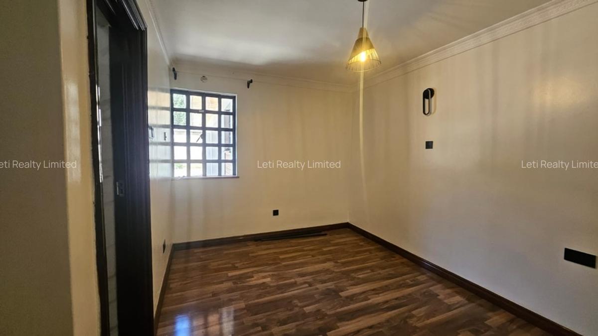 4 Bed House with En Suite in Lavington - 9