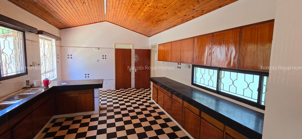 5 Bed House with En Suite at Whispers Avenue - 14