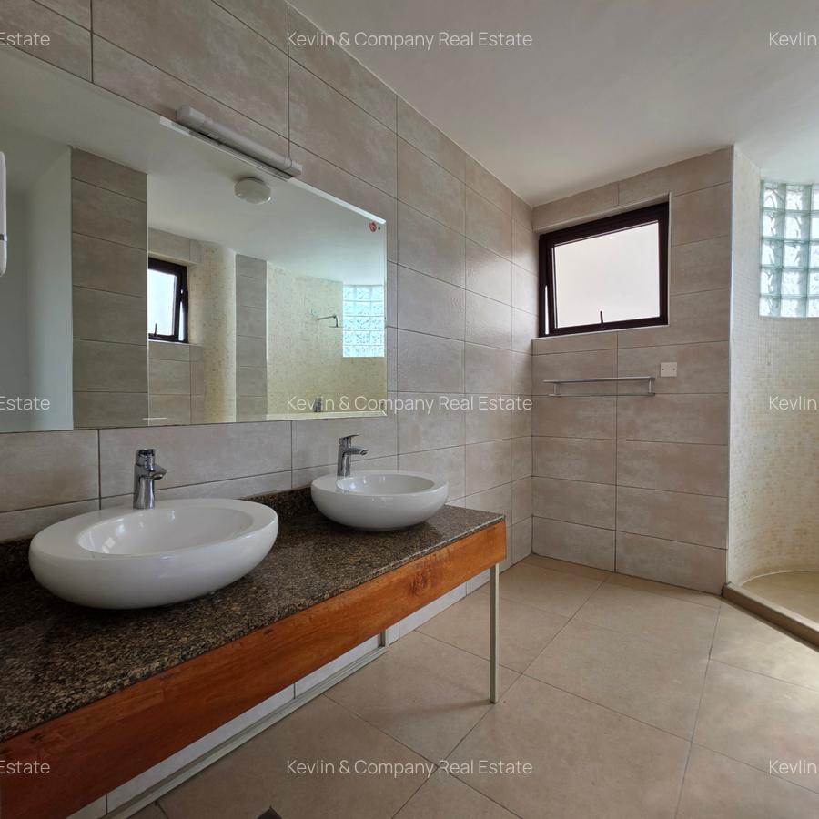 3 Bed Apartment with En Suite in Riverside - 10