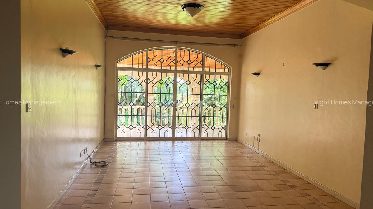 4 Bed Villa with En Suite in Lake View - 12