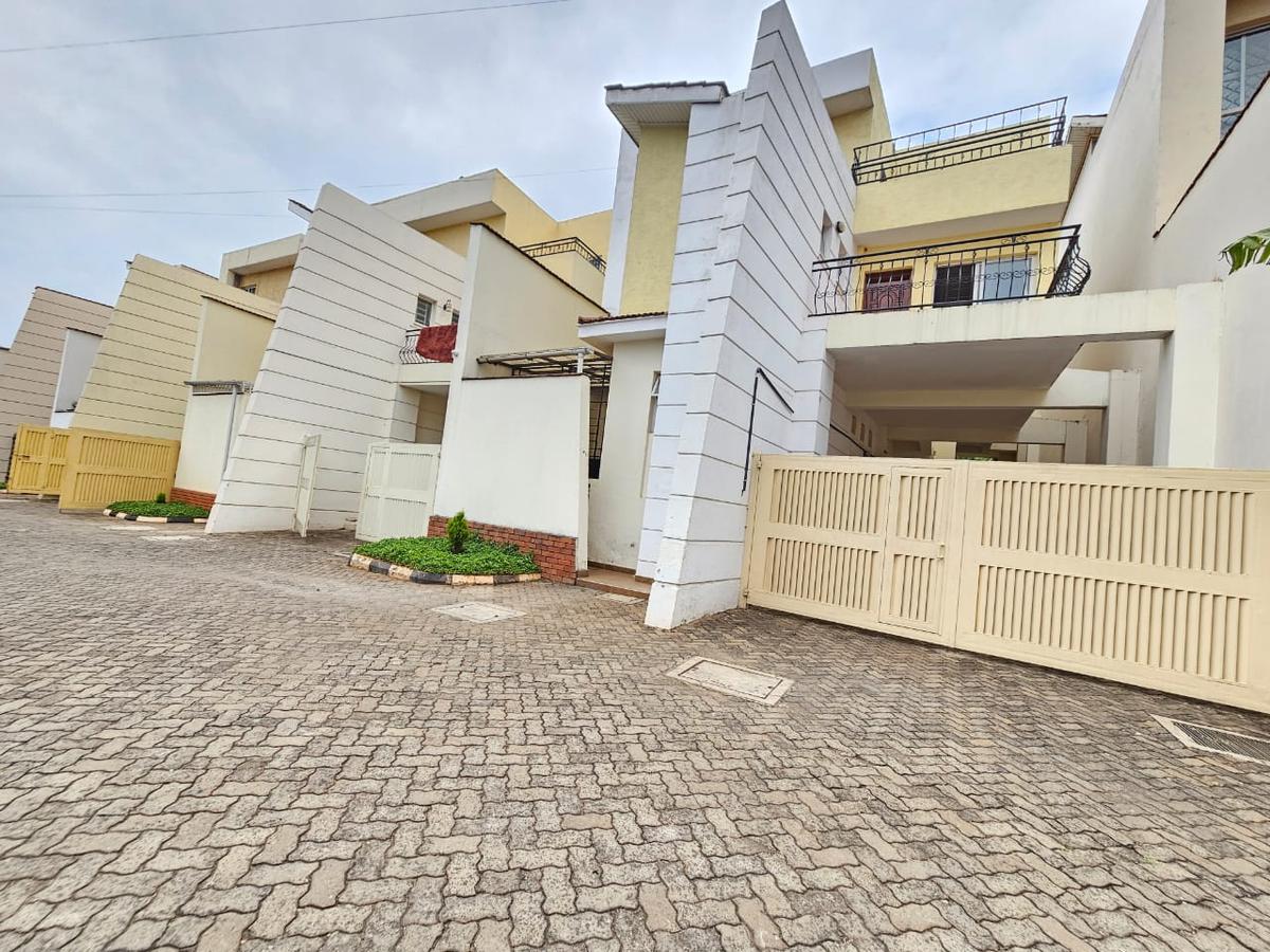 5 Bed House with En Suite in Kyuna - 2