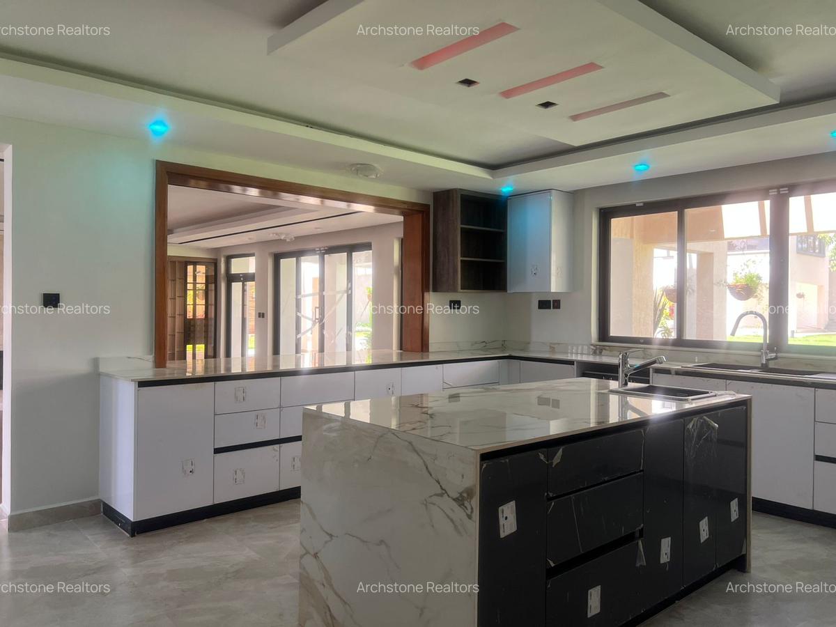 6 Bed House with En Suite in Runda - 8