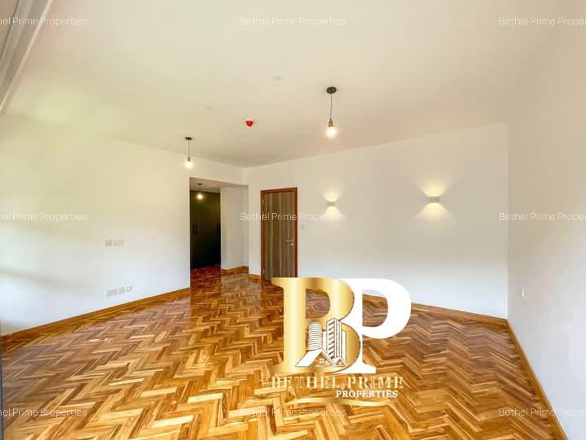 4 Bed House with En Suite in Rosslyn - 8