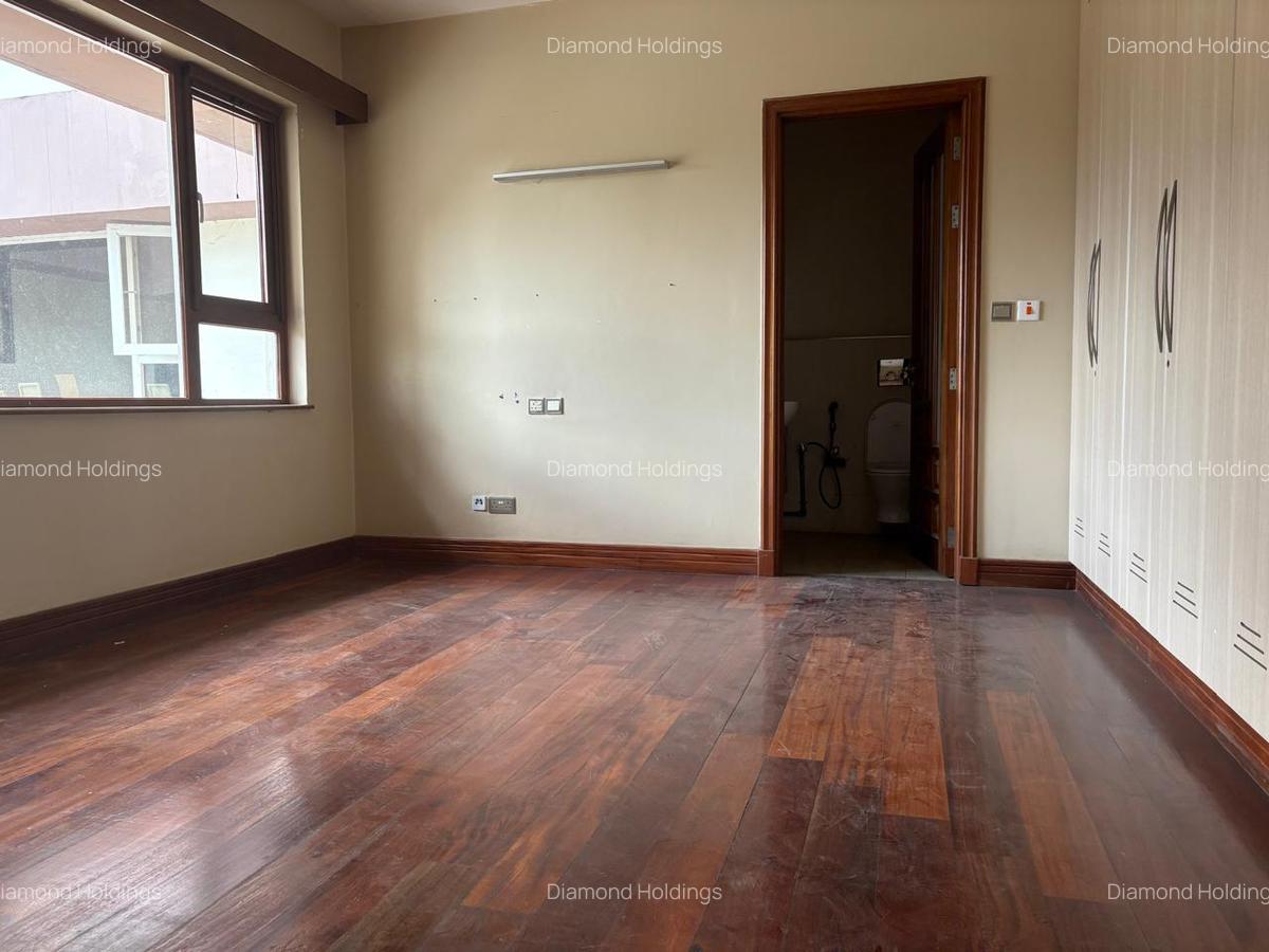 4 Bed Apartment with En Suite at Parklands - 14