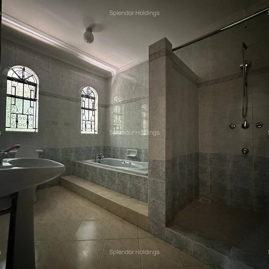 5 Bed Villa with En Suite in Riverside - 5