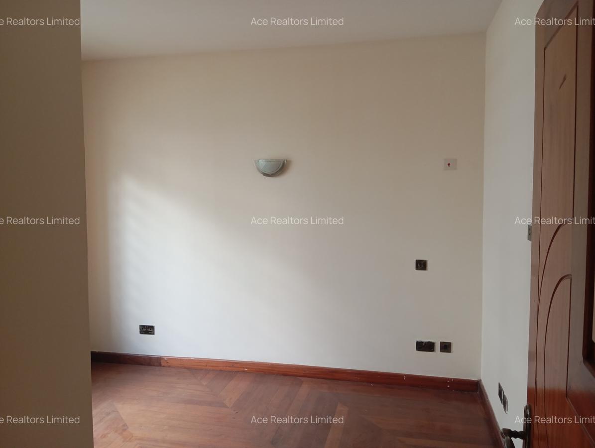 5 Bed Townhouse with En Suite at Lavington - 11