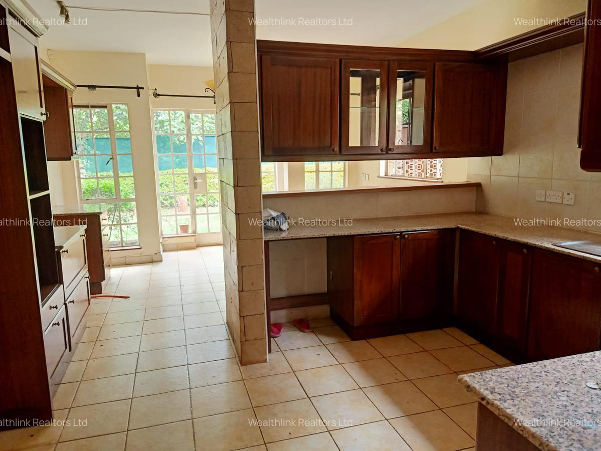 5 Bed Townhouse with En Suite at Lonetree - 6