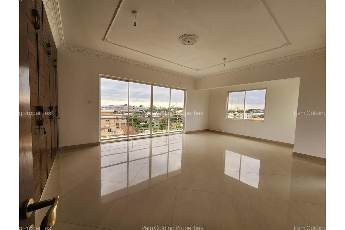 3 Bed Apartment with En Suite at Greenwood Drive - 4