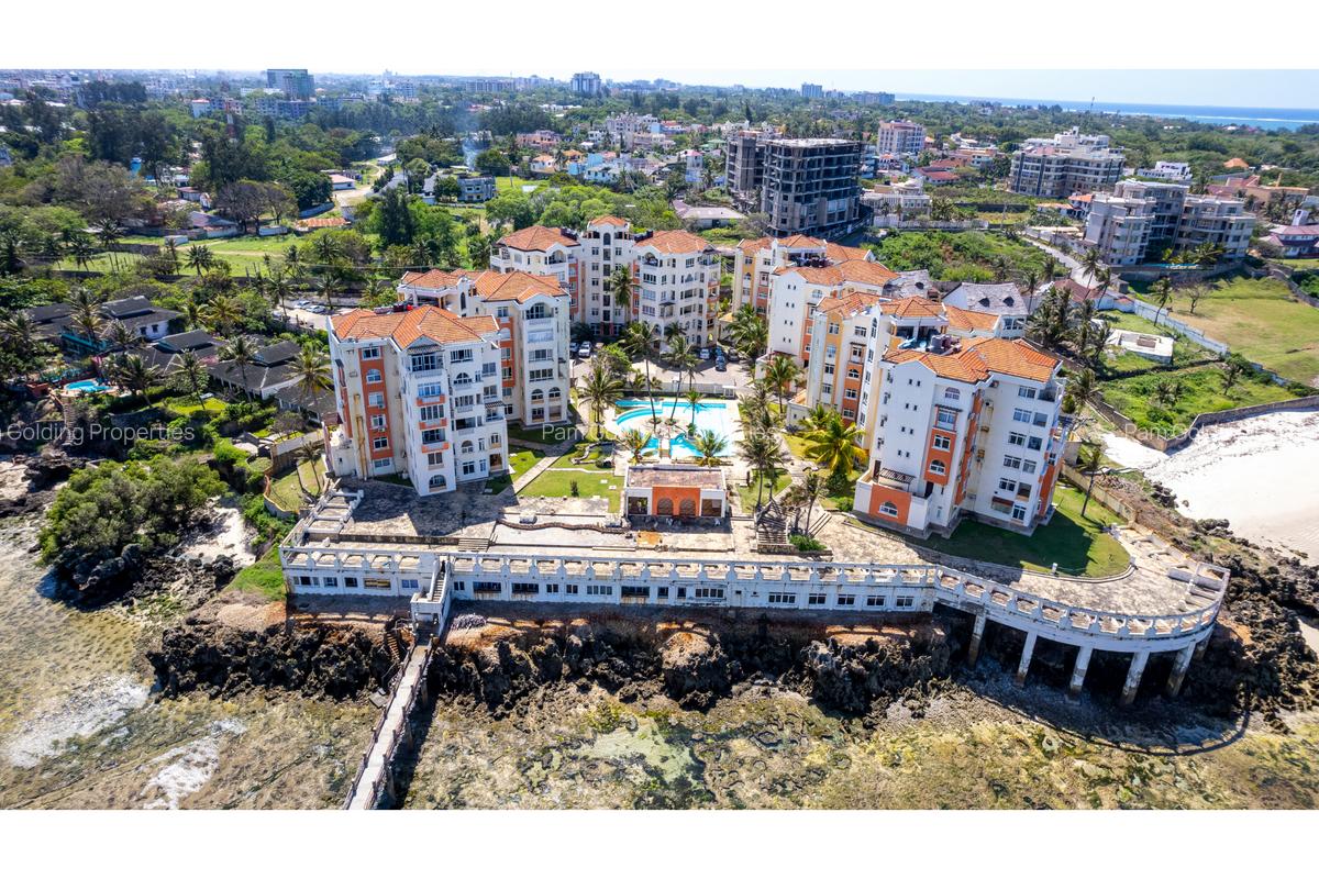 3 Bed Apartment with En Suite at Cemet Road - 1