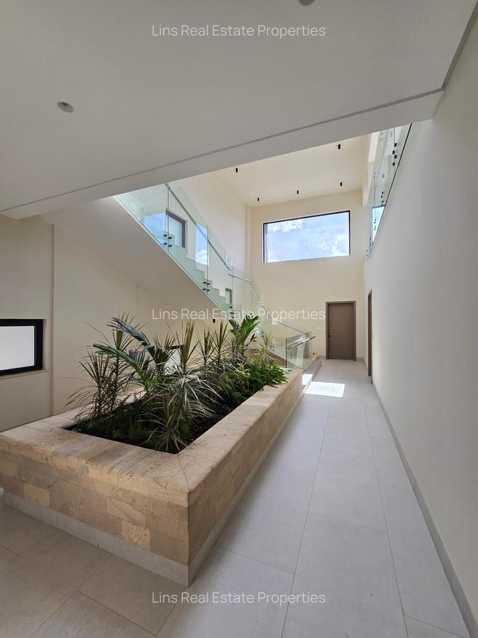 5 Bed Townhouse with En Suite in Brookside - 10