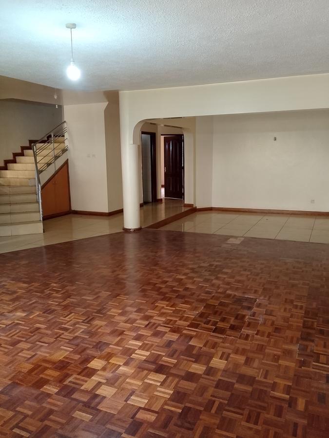 5 Bed Townhouse with En Suite at Lavington - 4