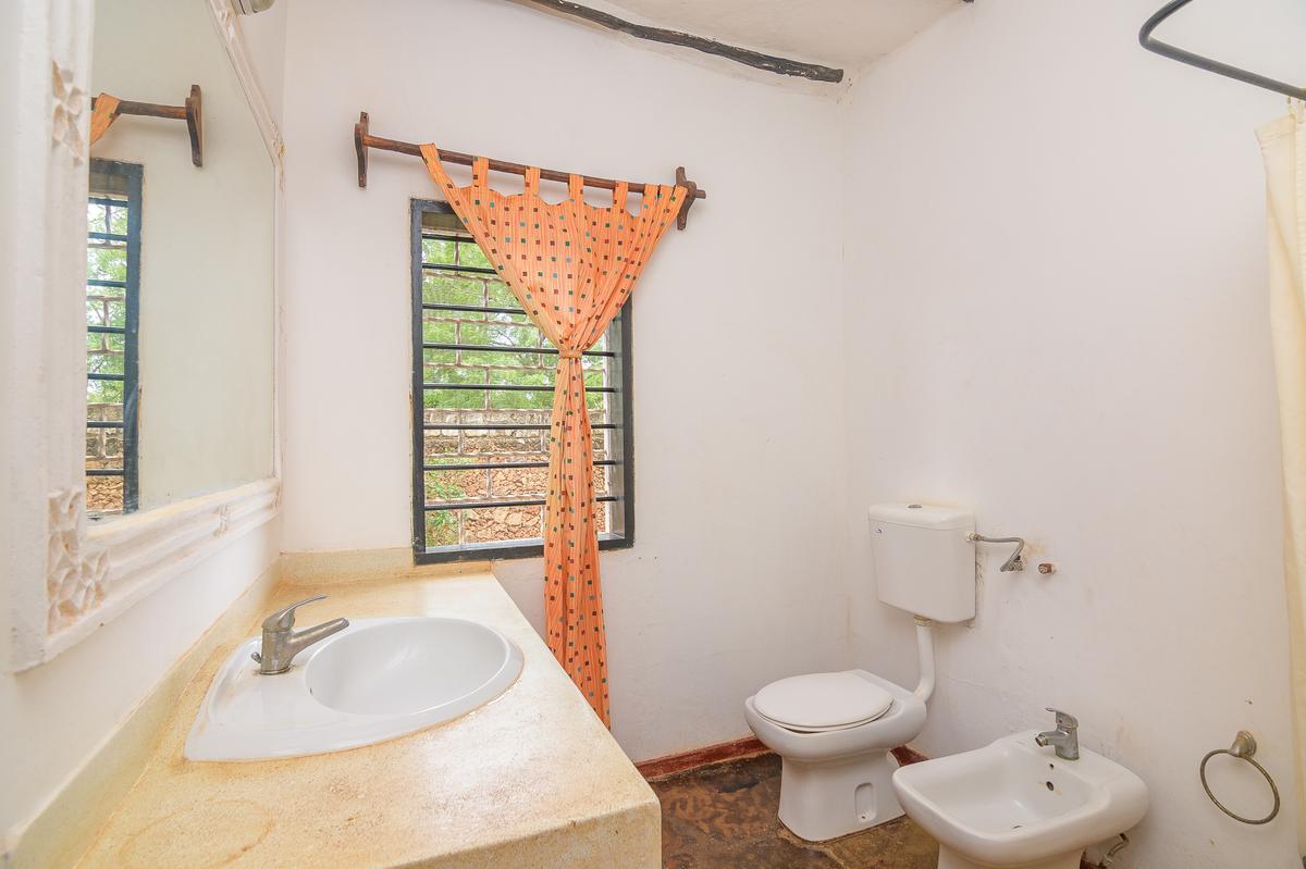 5 Bed Villa with En Suite in Malindi - 16