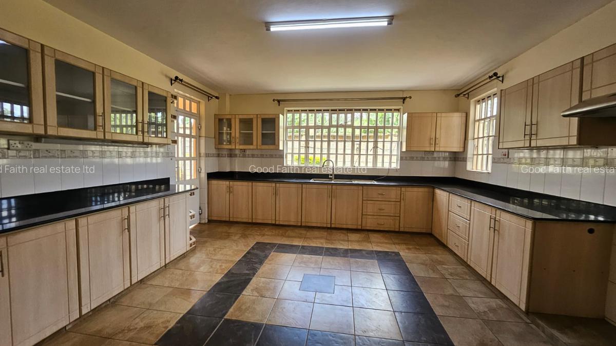 4 Bed House with En Suite in Rosslyn - 9