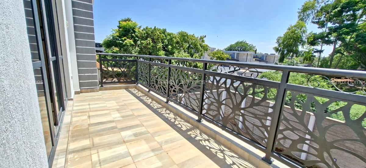 4 Bed Villa with En Suite at Lavington - 14