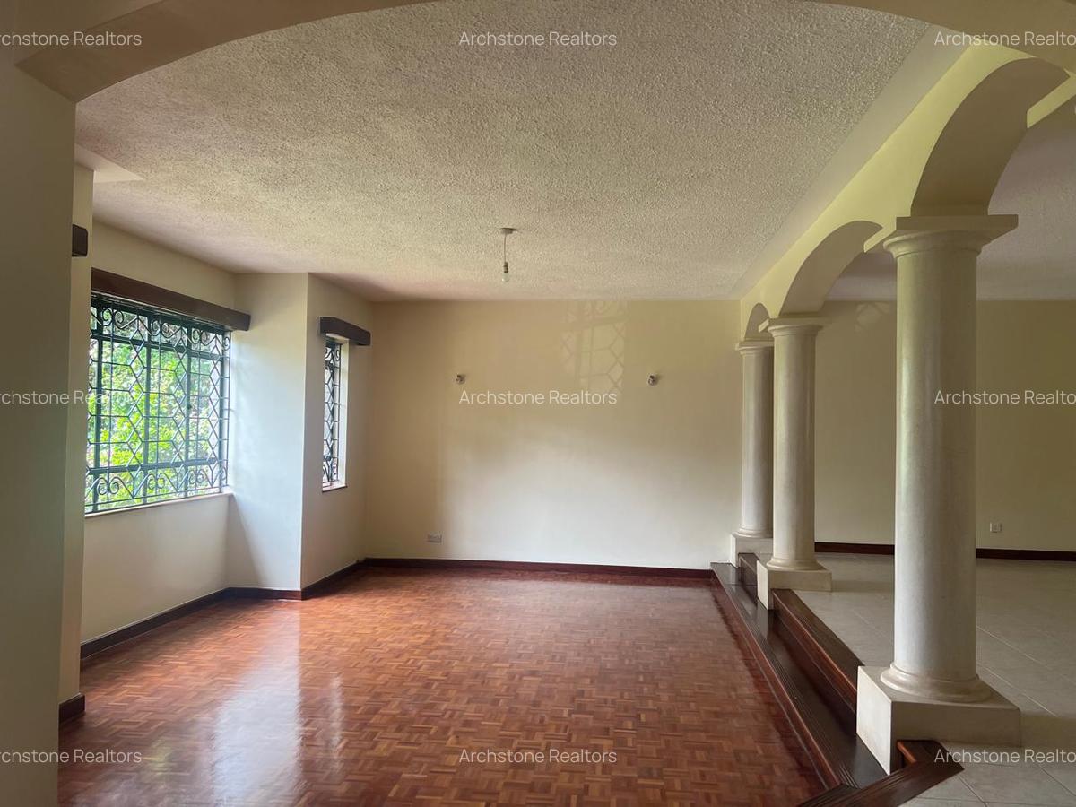 5 Bed Townhouse with En Suite in Spring Valley - 3