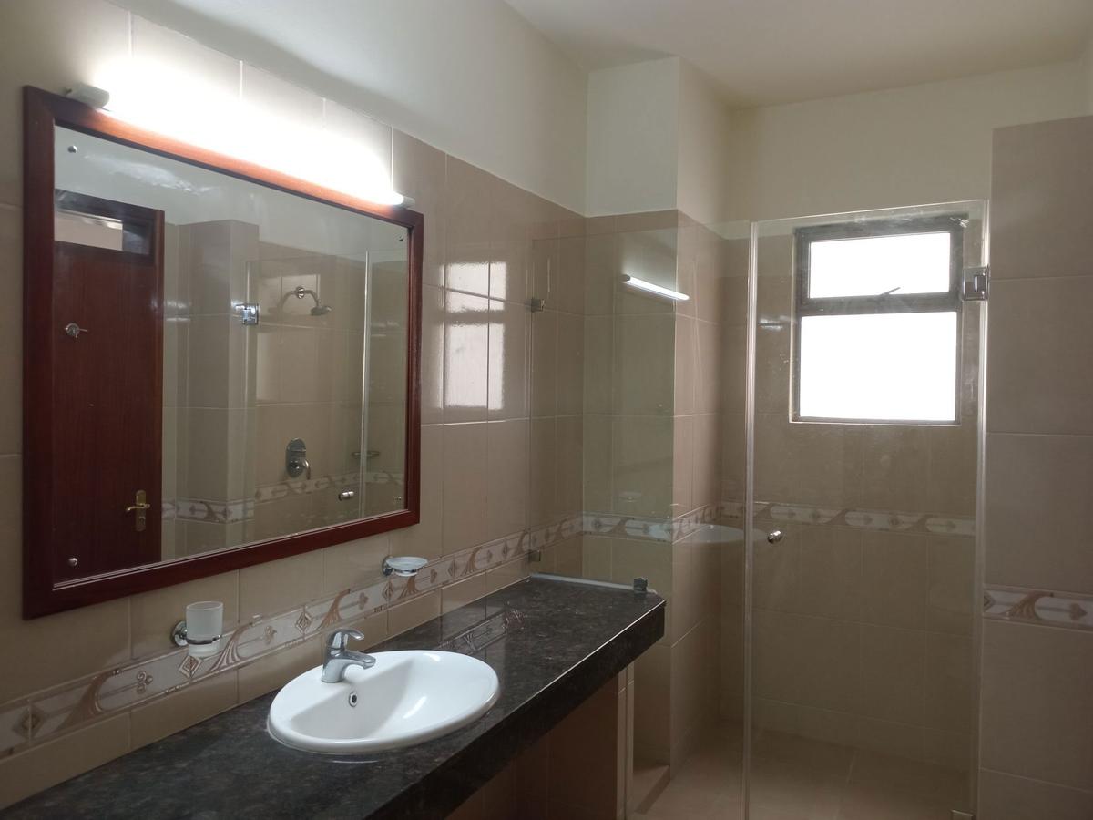 4 Bed Apartment with En Suite in Parklands - 17