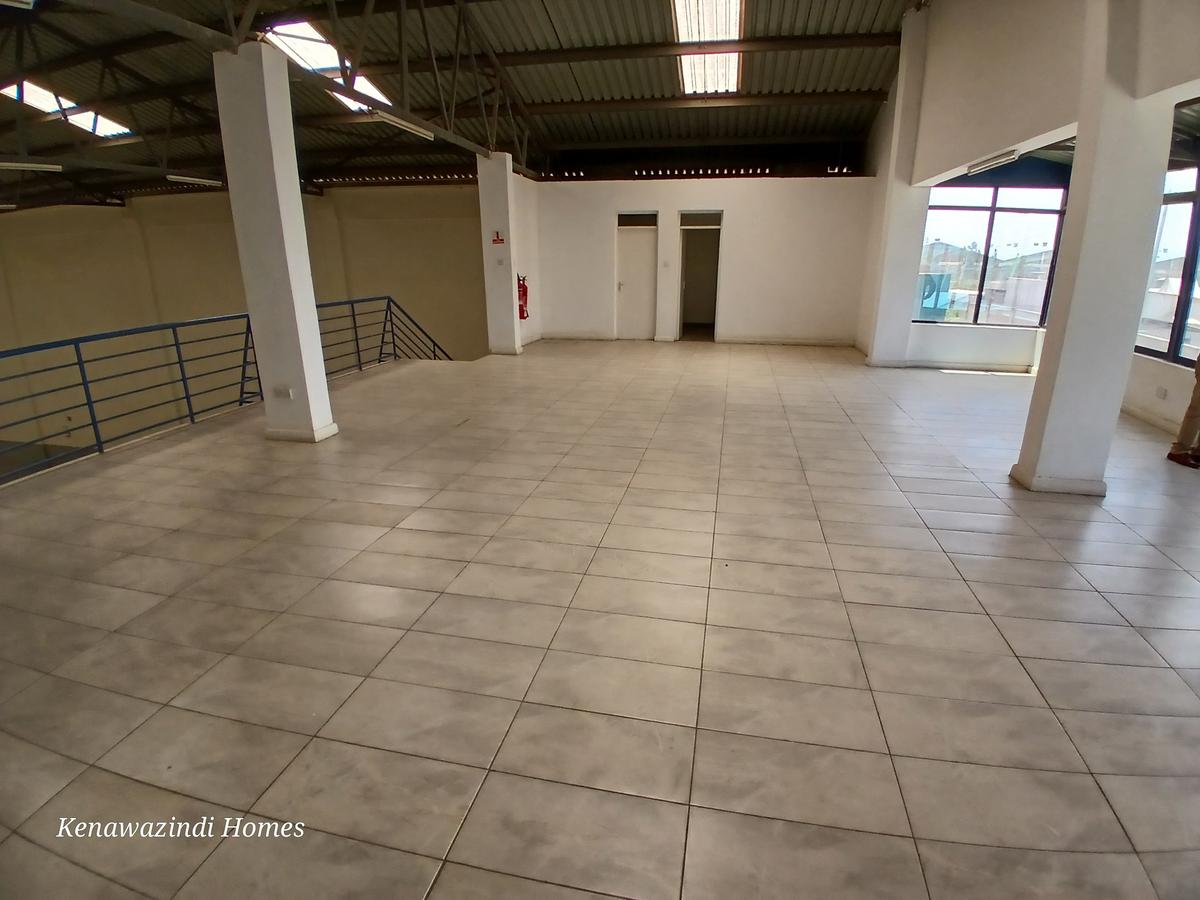 9,000 ft² Warehouse with Service Charge Included at Gateway Mall - 11