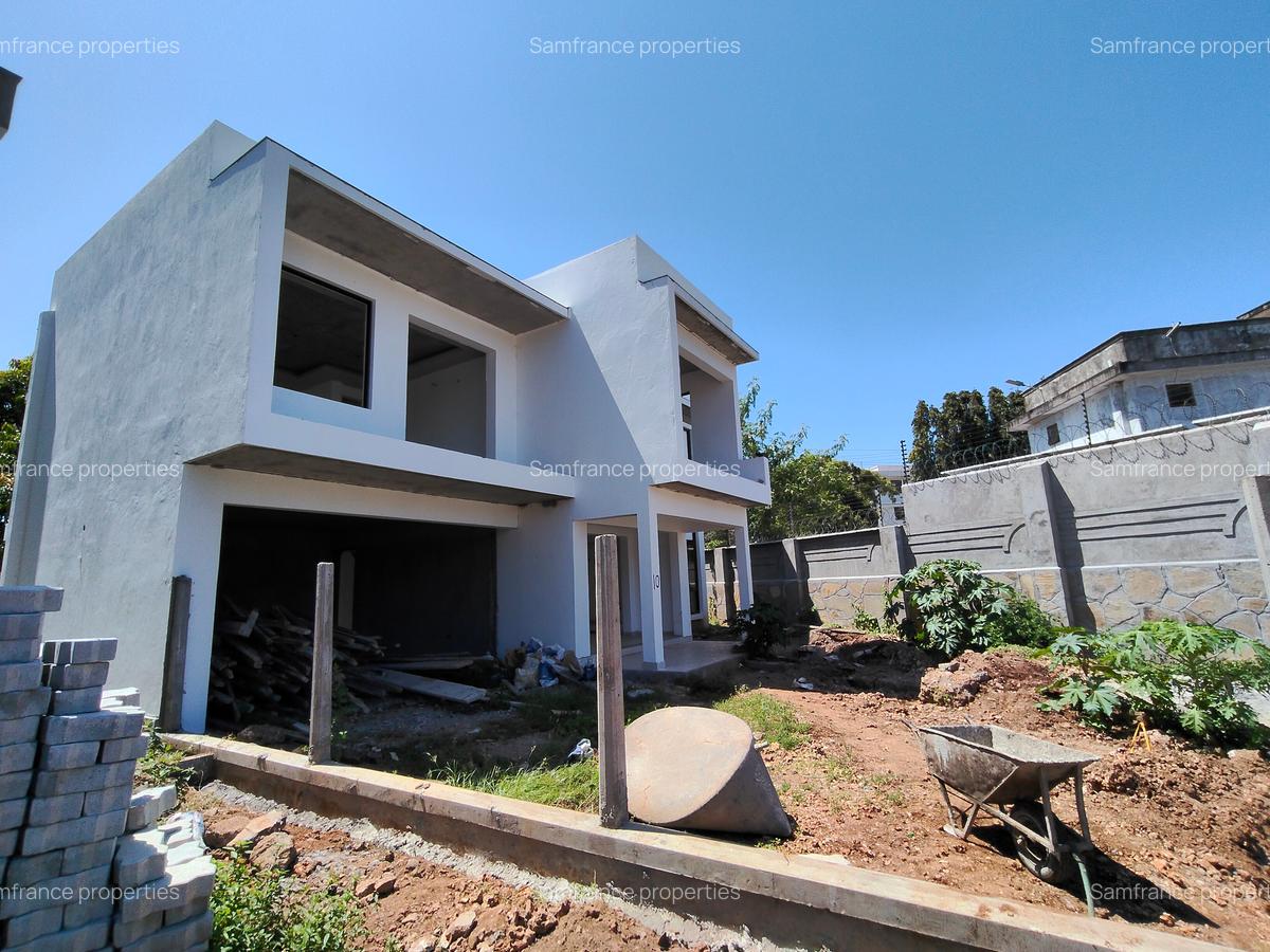 4 Bed Townhouse with En Suite at Lakers Road - 5