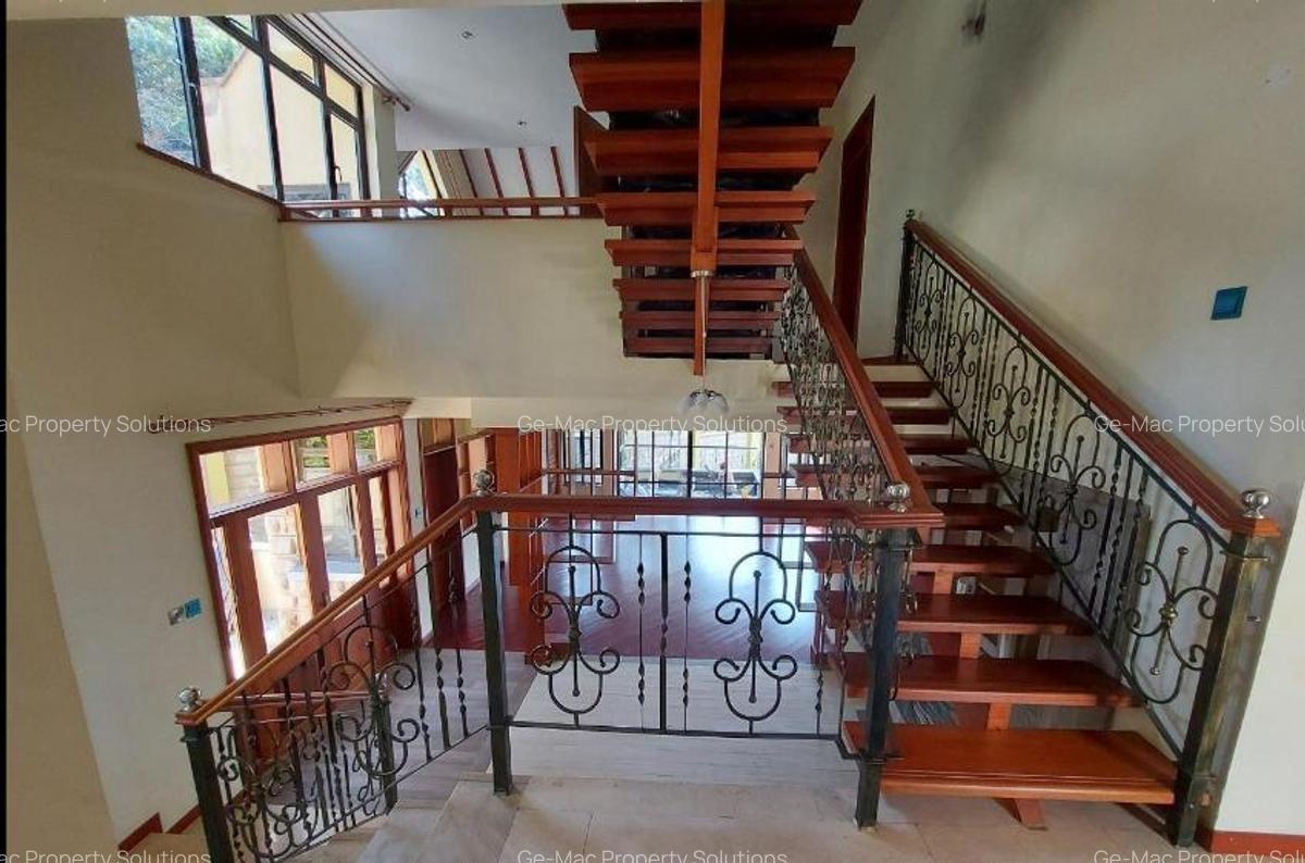 5 Bed House with En Suite in Lavington - 16