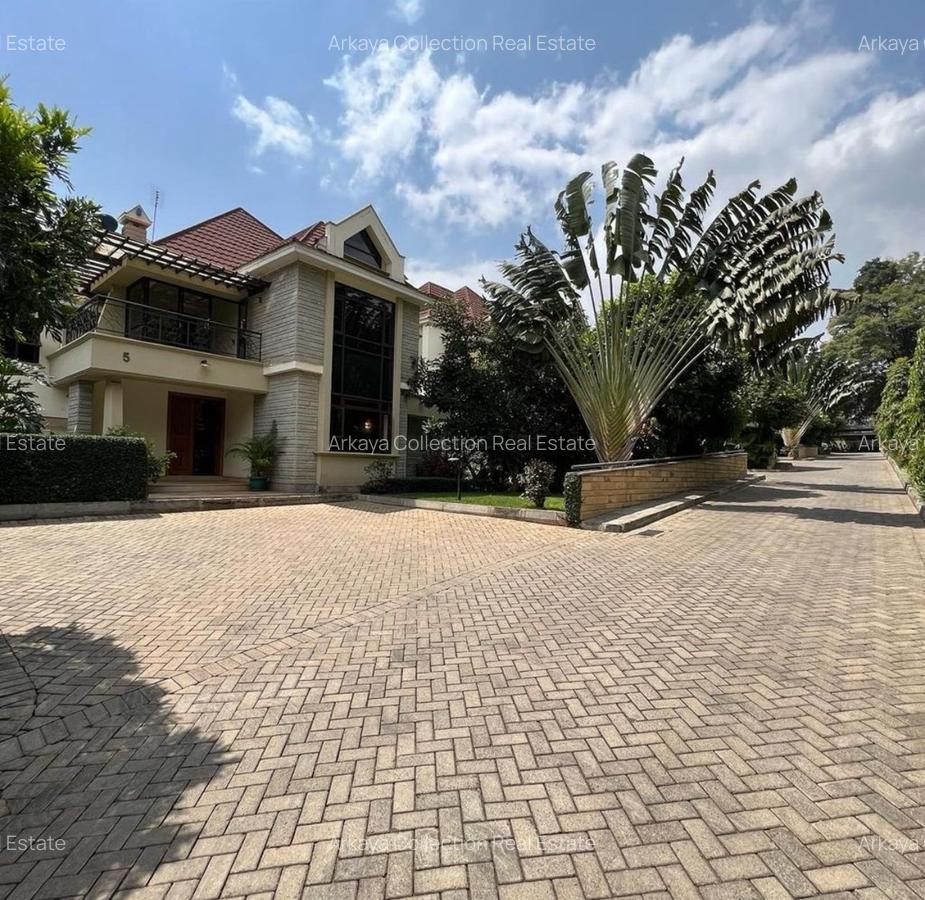 5 Bed House with En Suite in Lavington - 1