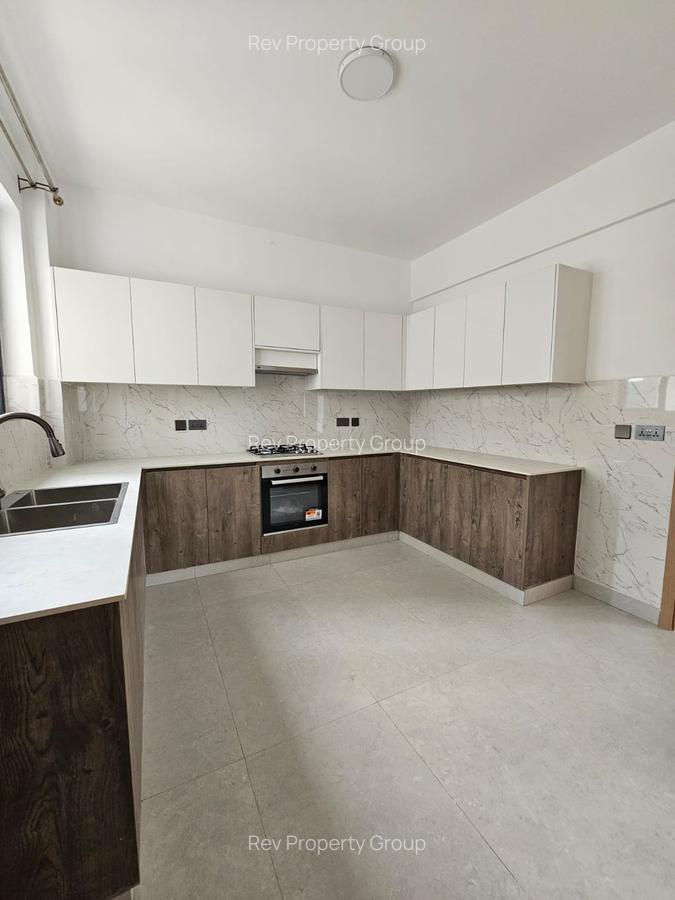 3 Bed Apartment with En Suite in Brookside - 6