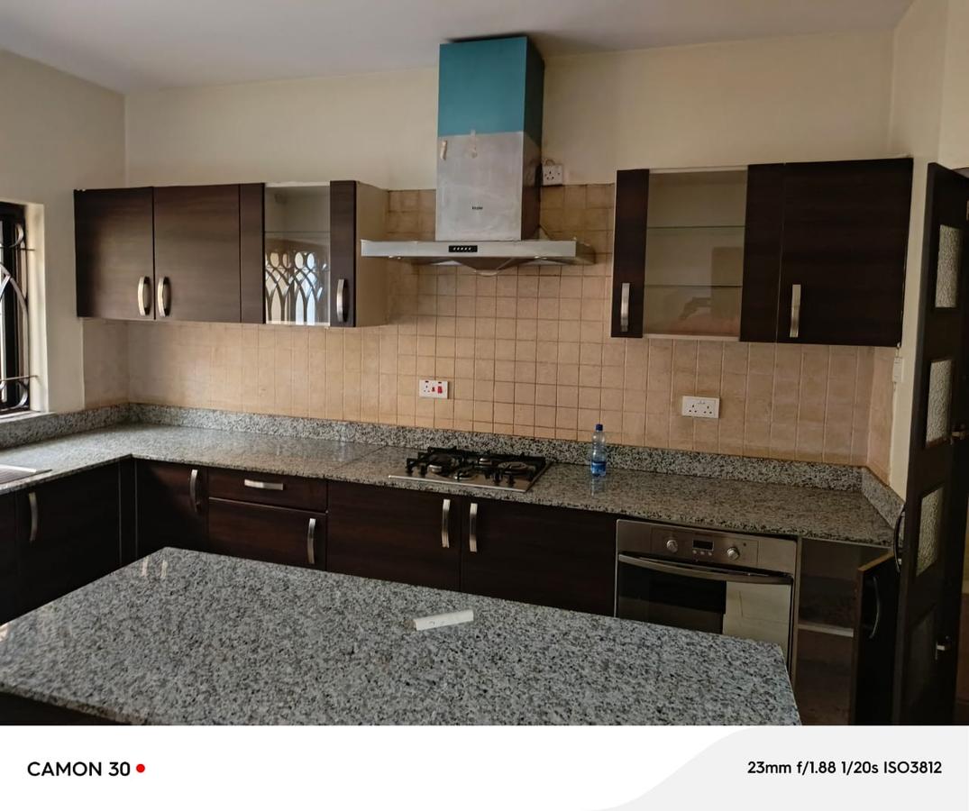 5 Bed Townhouse with En Suite at Lavington - 19