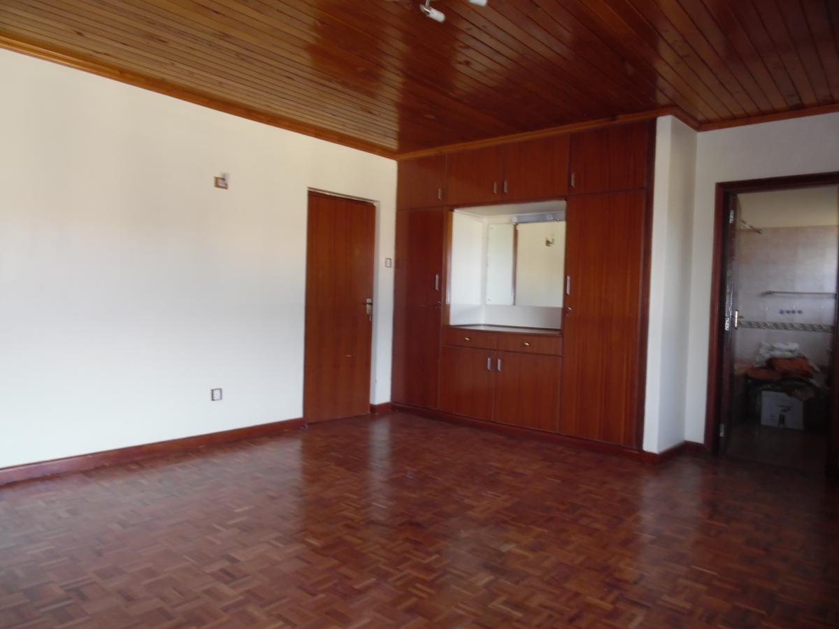 4 Bed Townhouse with En Suite at Lavington - 12