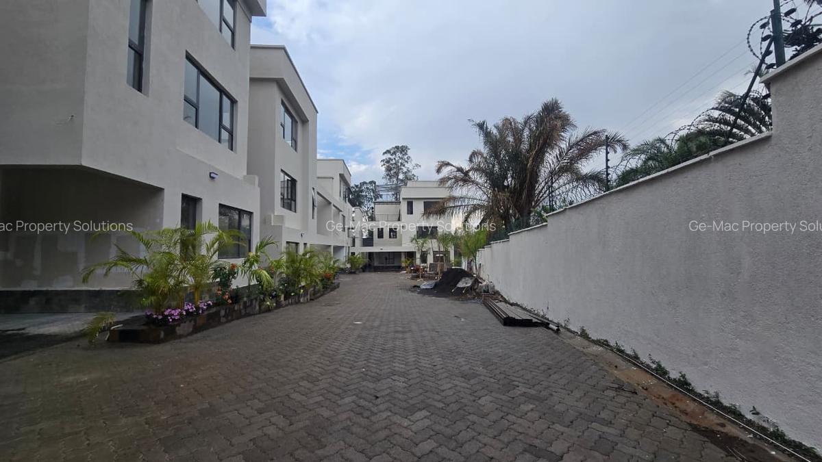 5 Bed House with En Suite in Lavington - 1