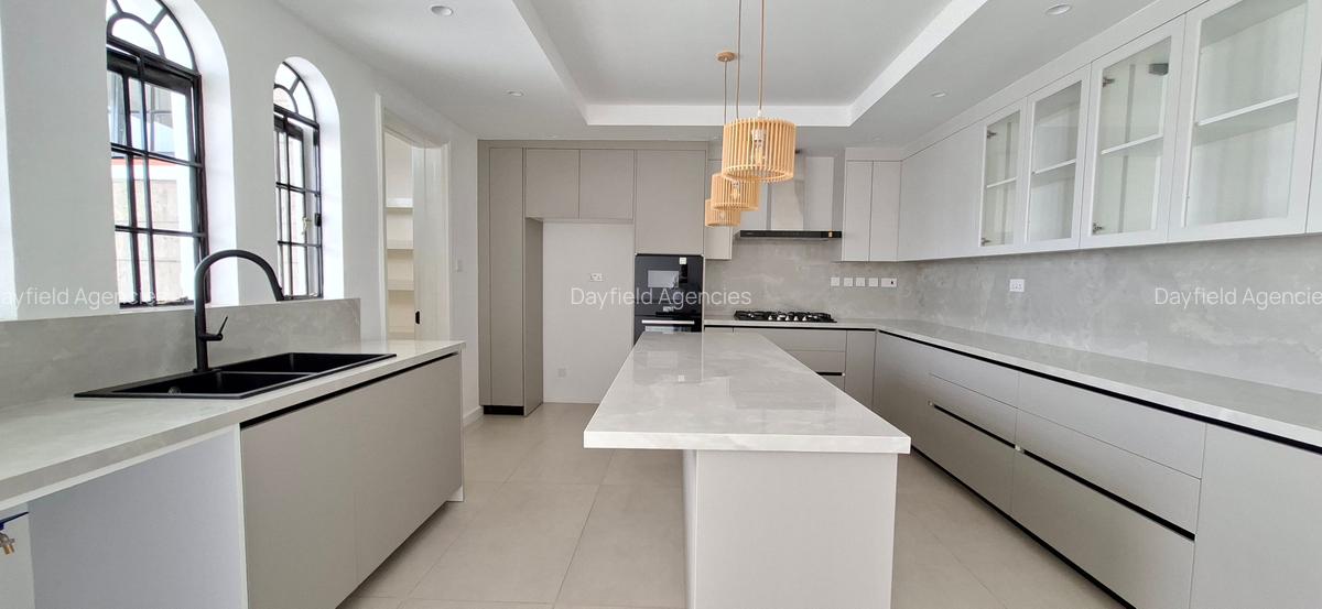 4 Bed House with En Suite in Brookside - 5