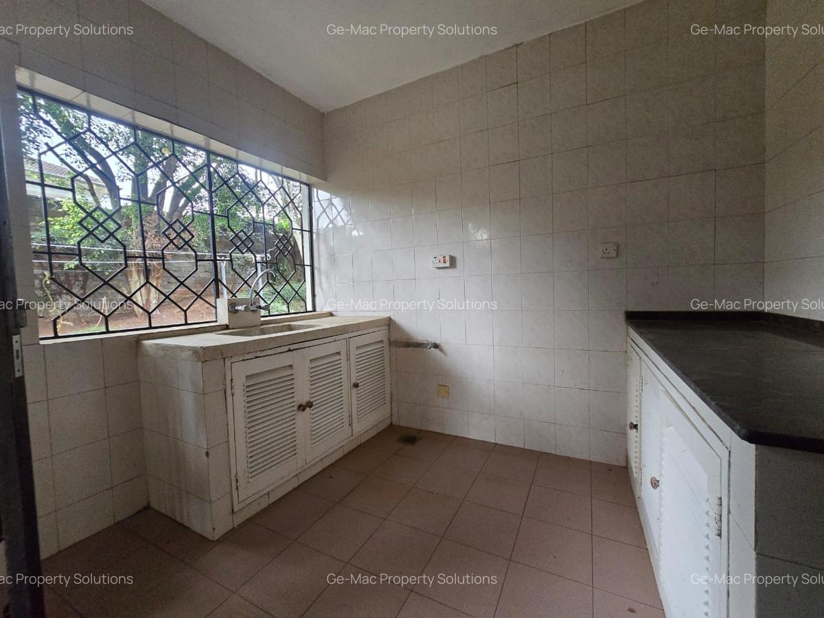 4 Bed House with En Suite in Hill View - 17