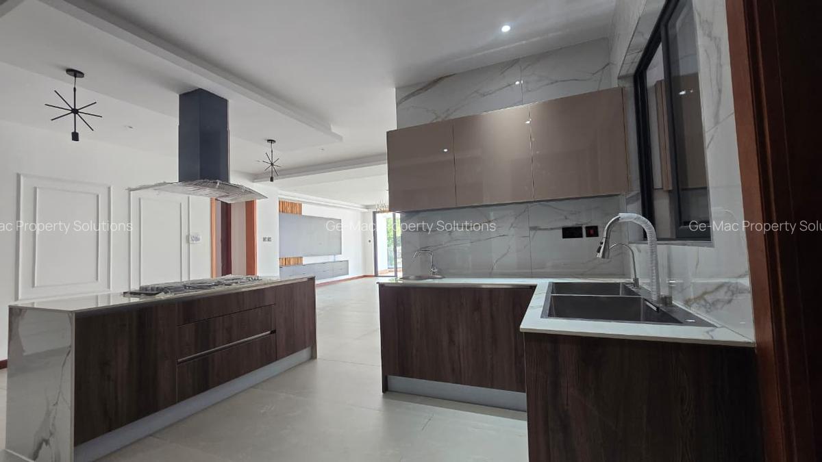 3 Bed Apartment with En Suite in Riverside - 3