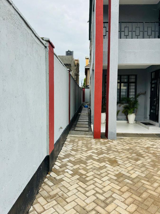 6 Bed Townhouse with En Suite in Membley - 2