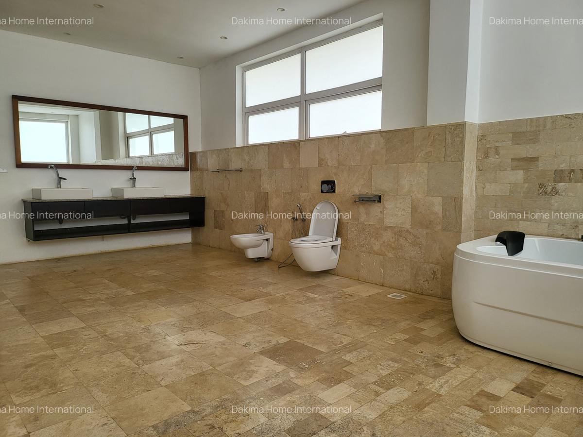 5 Bed House with En Suite in Runda - 14