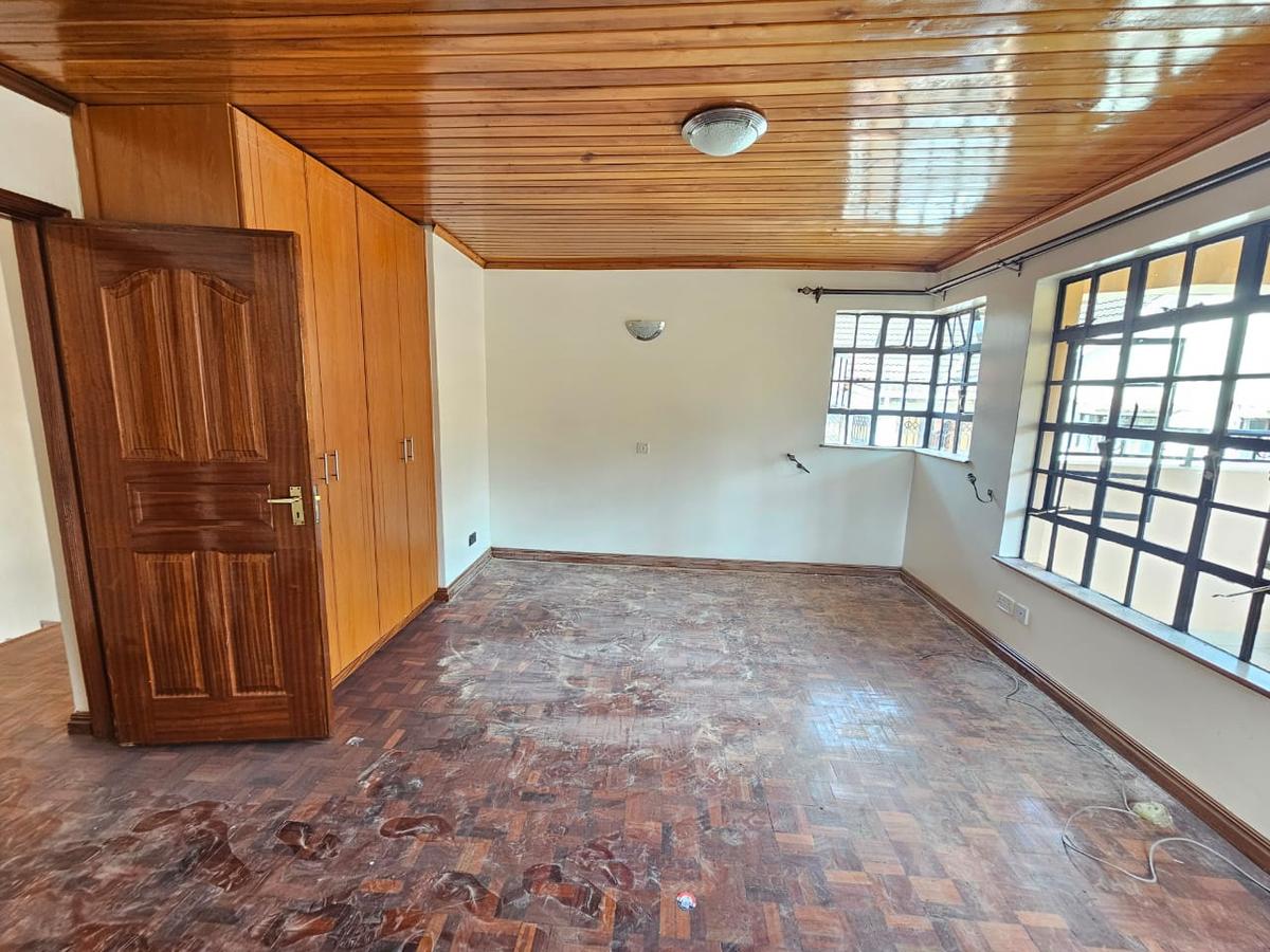 5 Bed House with En Suite in Lavington - 14