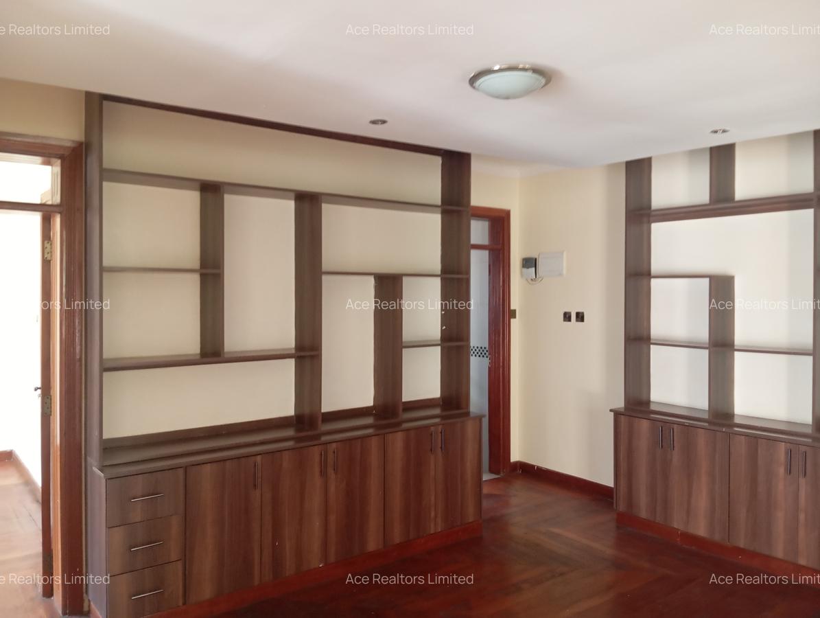 5 Bed Townhouse with En Suite at Lavington - 11