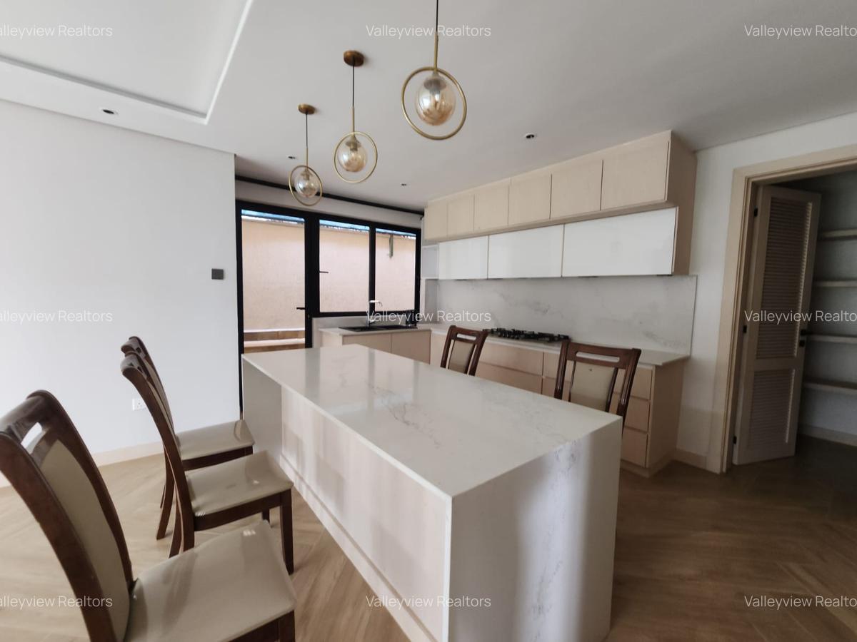 6 Bed Townhouse with En Suite at Lavington - 17