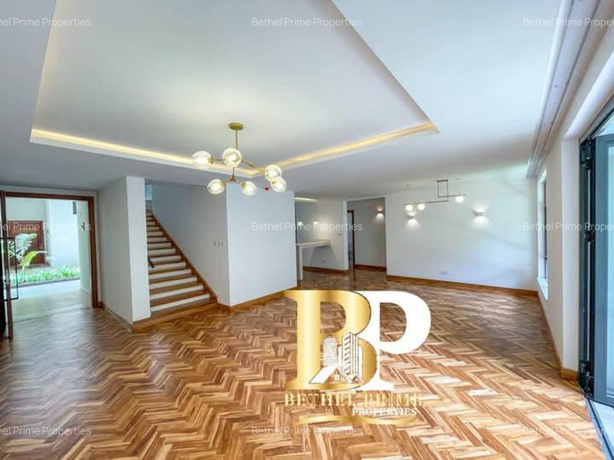 4 Bed House with En Suite in Rosslyn - 2