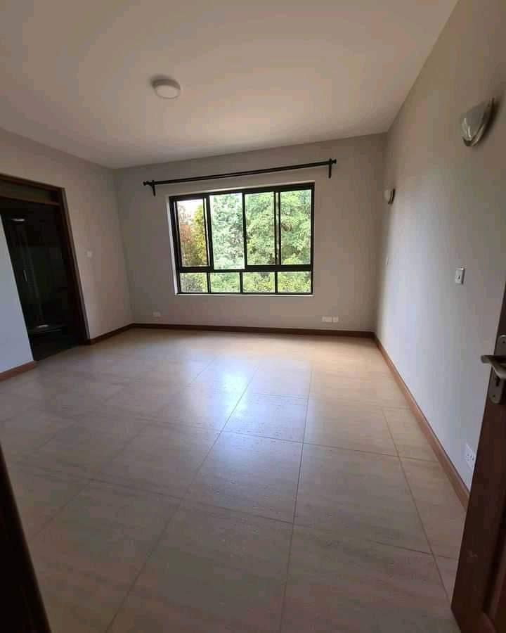 3 Bed Apartment with En Suite at Othaya Road - 4