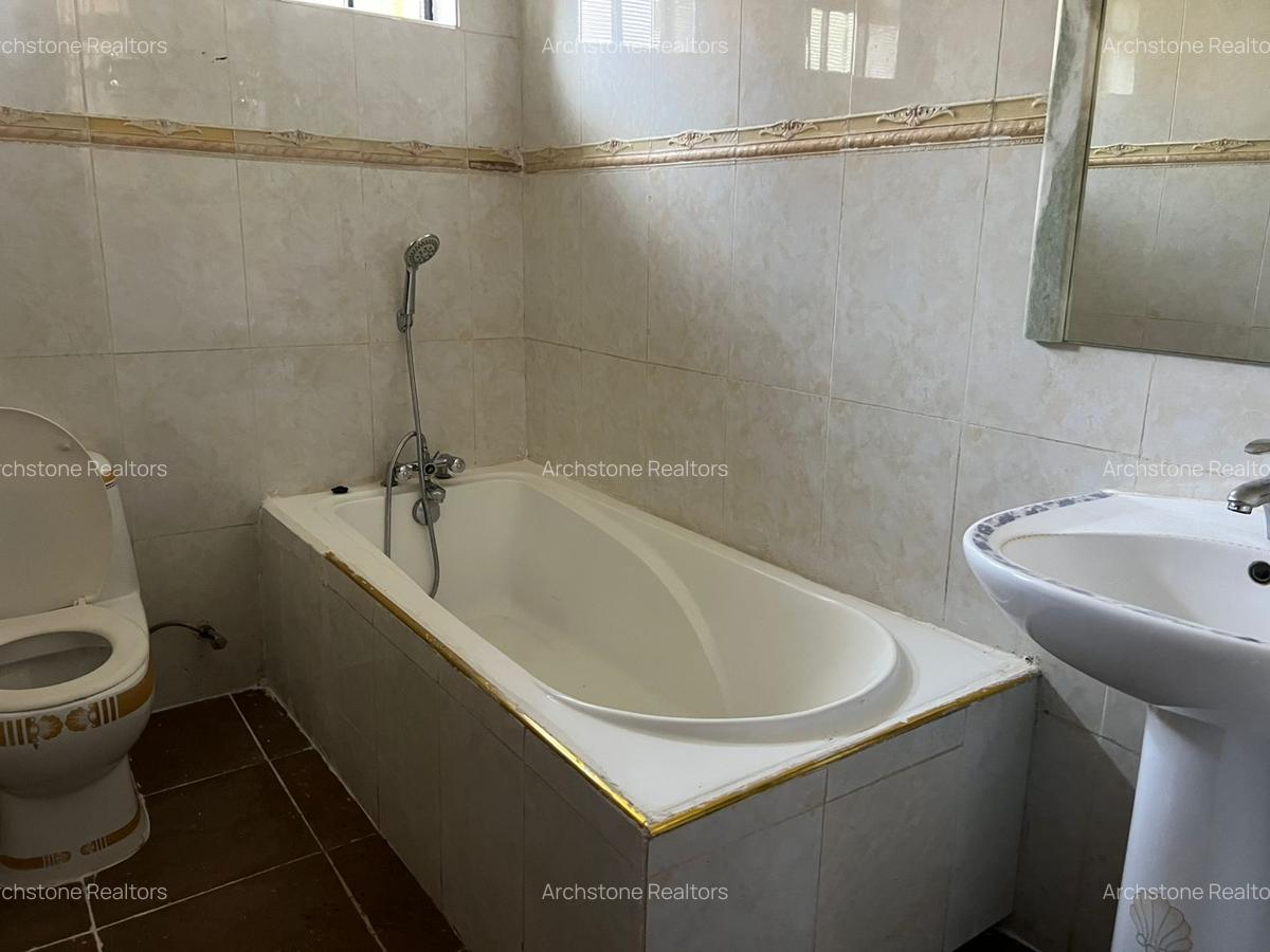 5 Bed House with En Suite in Runda - 12