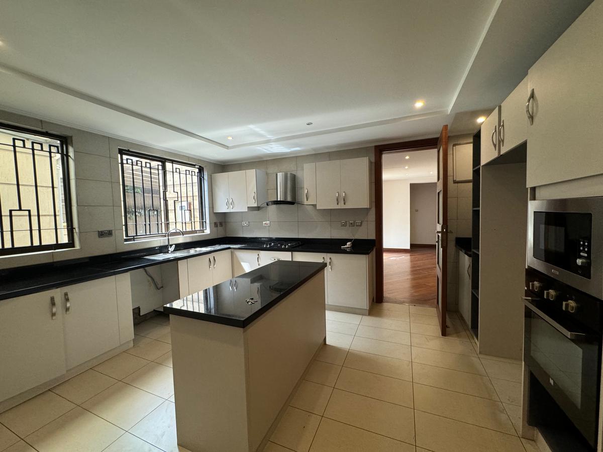 5 Bed Townhouse with En Suite in Lavington - 4