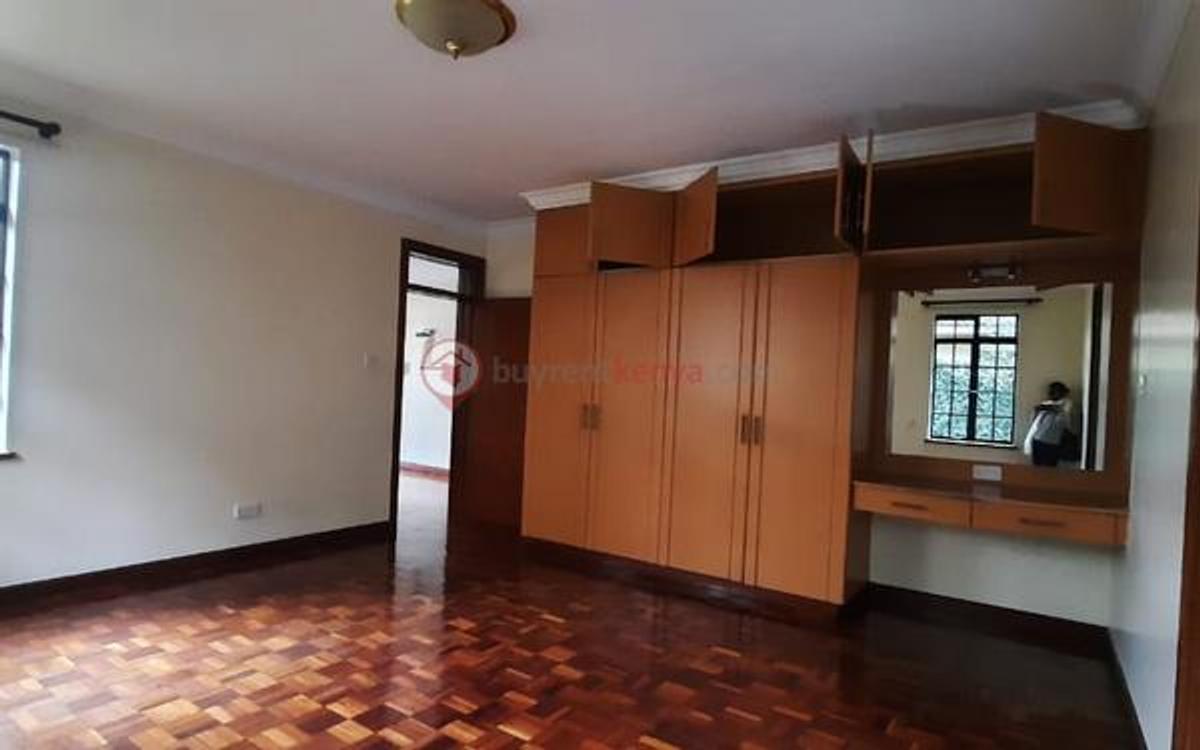 4 Bed Townhouse with En Suite at Lavington - 5